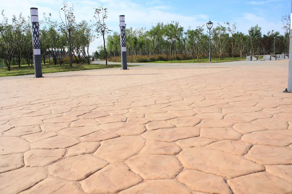 Zona de relax de una universidad con pavimento de hormigón impreso.